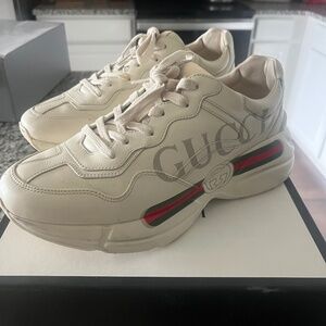 MEN'S RHYTON SNEAKER WITH GUCCI LOGO
